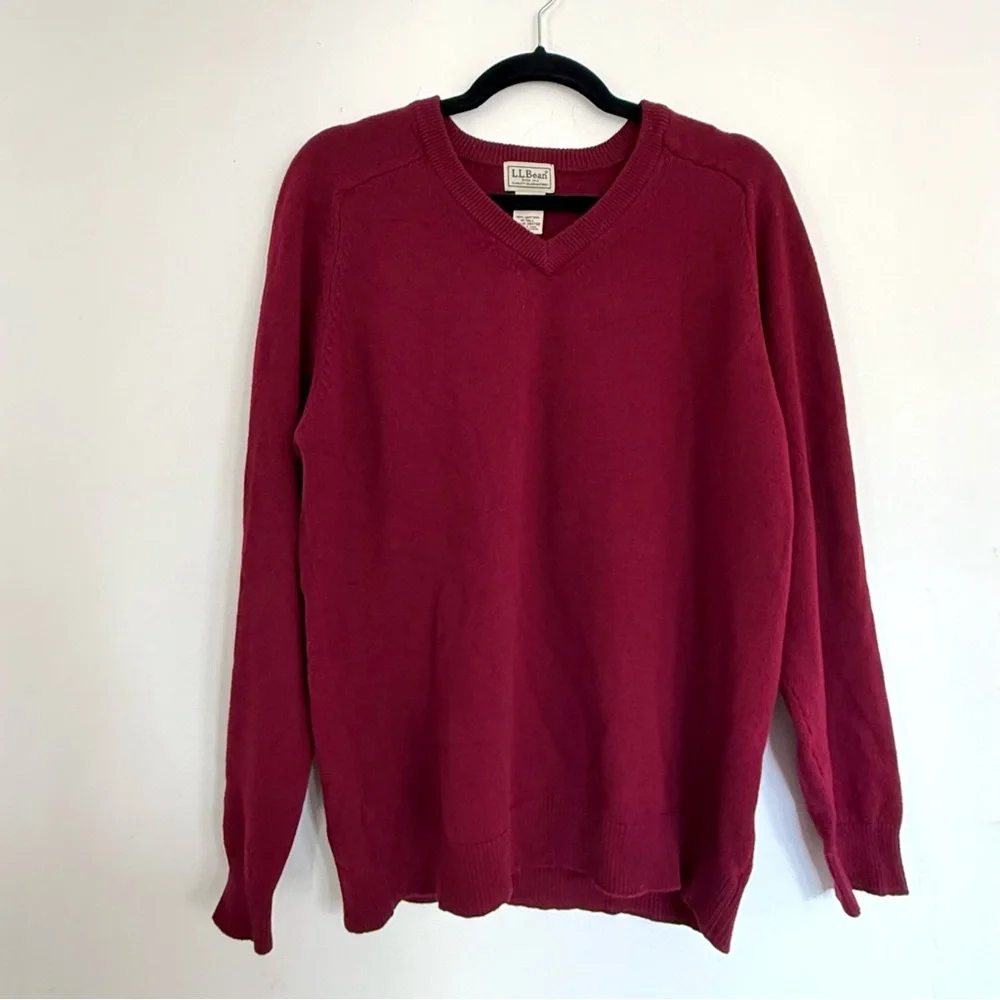 L.L. Bean men’s burgundy long sleeve saddle shoulder lambswool sweater size M‎